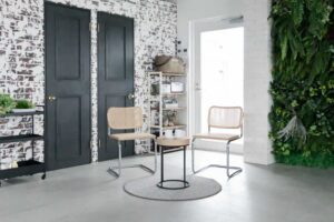 レンガ壁でモダンな海外風の明るい空間に、対談風に配置された椅子とテーブル
