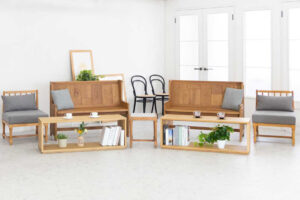 木製のベンチやローテーブルが並ぶ、明るい白基調の空間