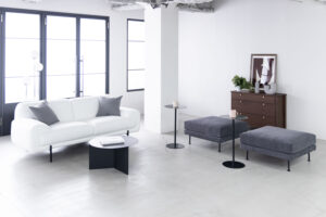 明るいモルタル床の空間に、インテリア家具が配置された写真