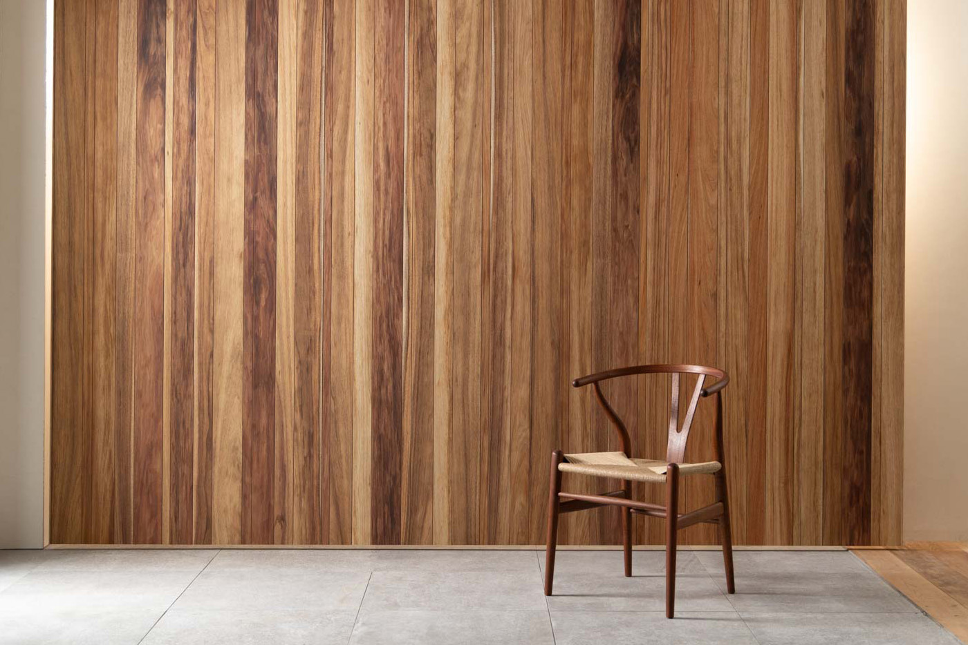 ウッド調の壁の前に置かれた木製の椅子