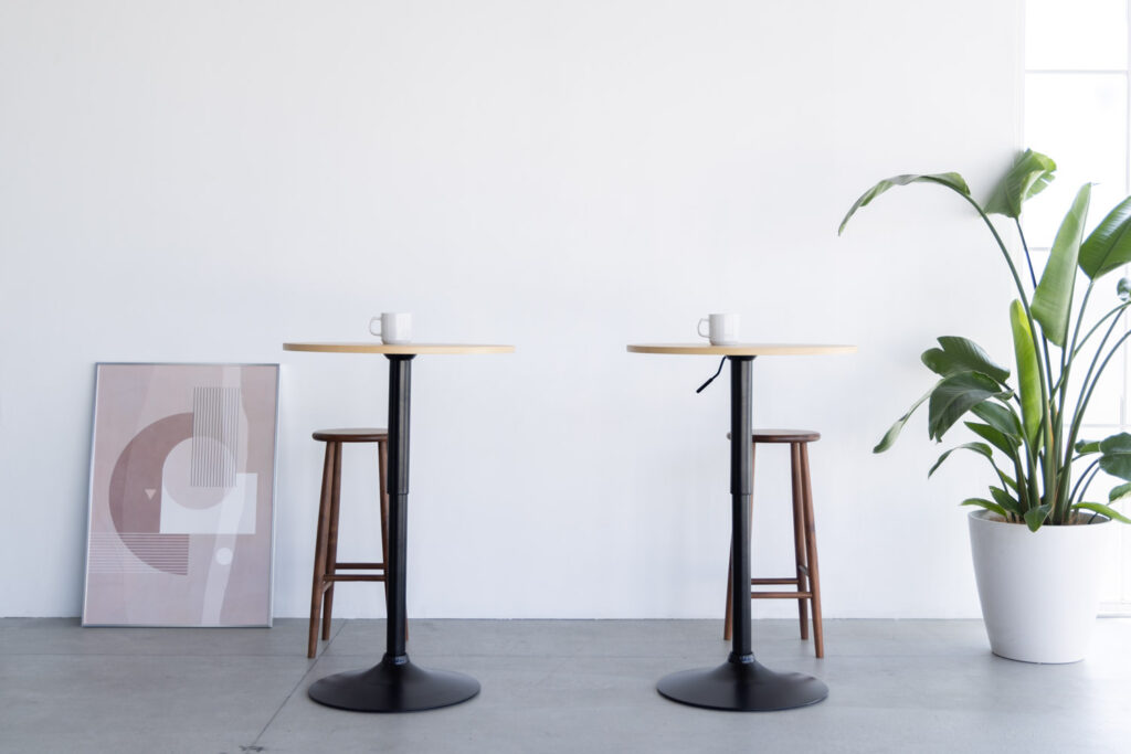 一人用のカフェテーブルセットが2つ並ぶ写真