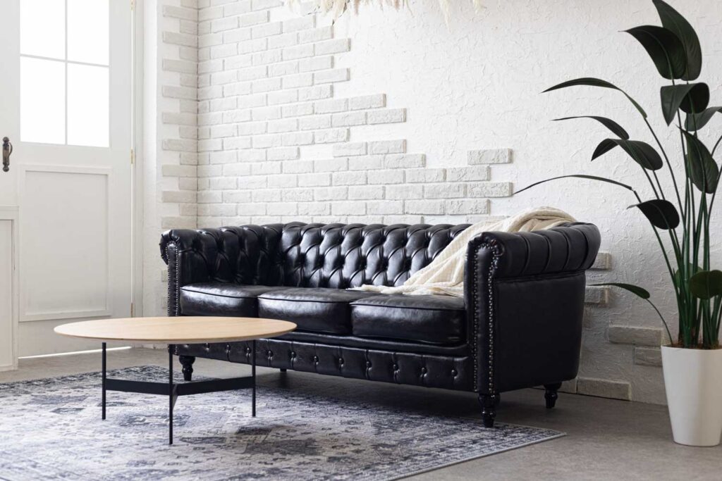 黒いソファーとローテーブルの写真