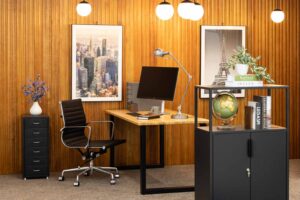 木製パネル壁の空間に、デスクセットが配置されたオフィス風の写真