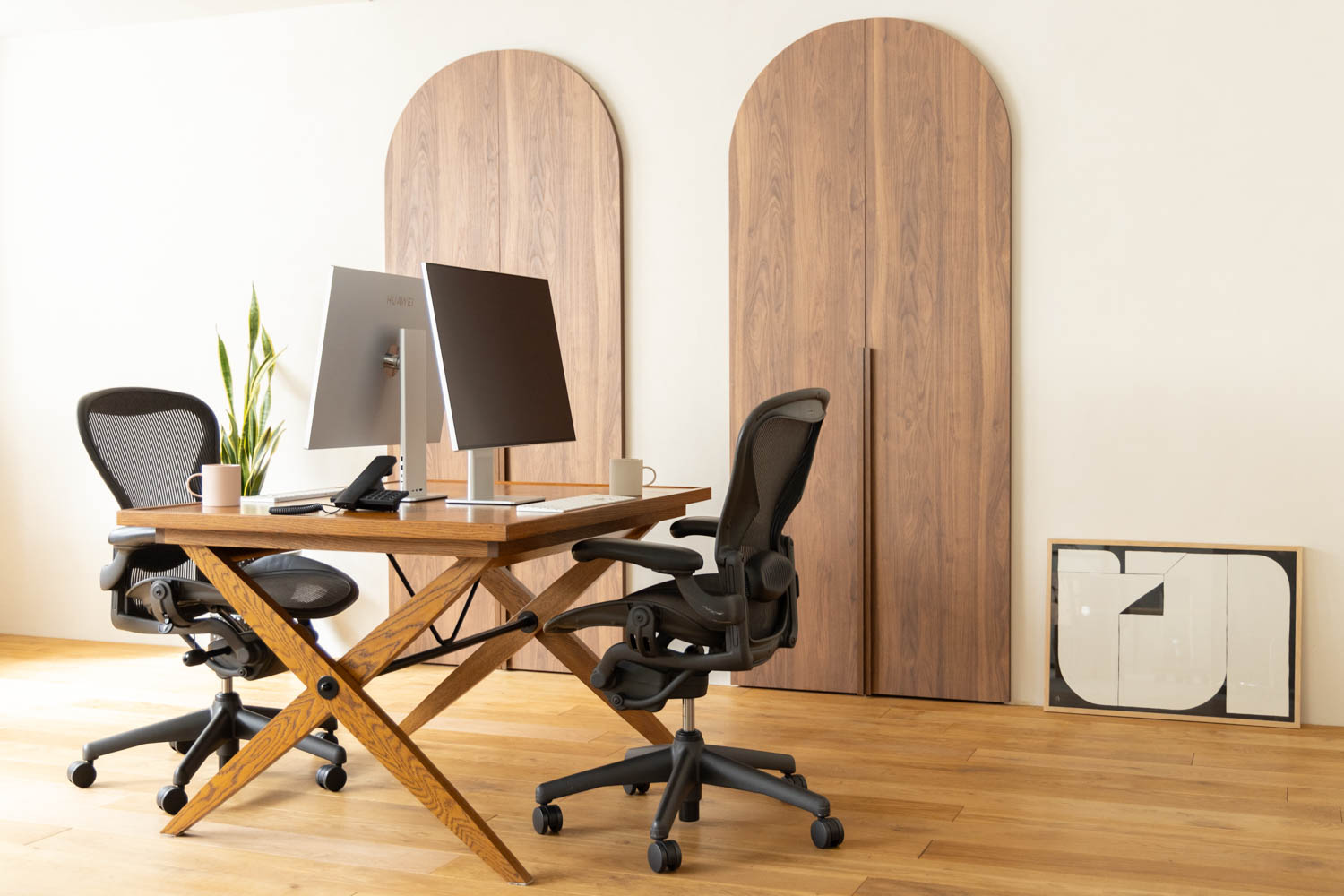 木製デスクとチェアが2脚設置されたオフィス写真