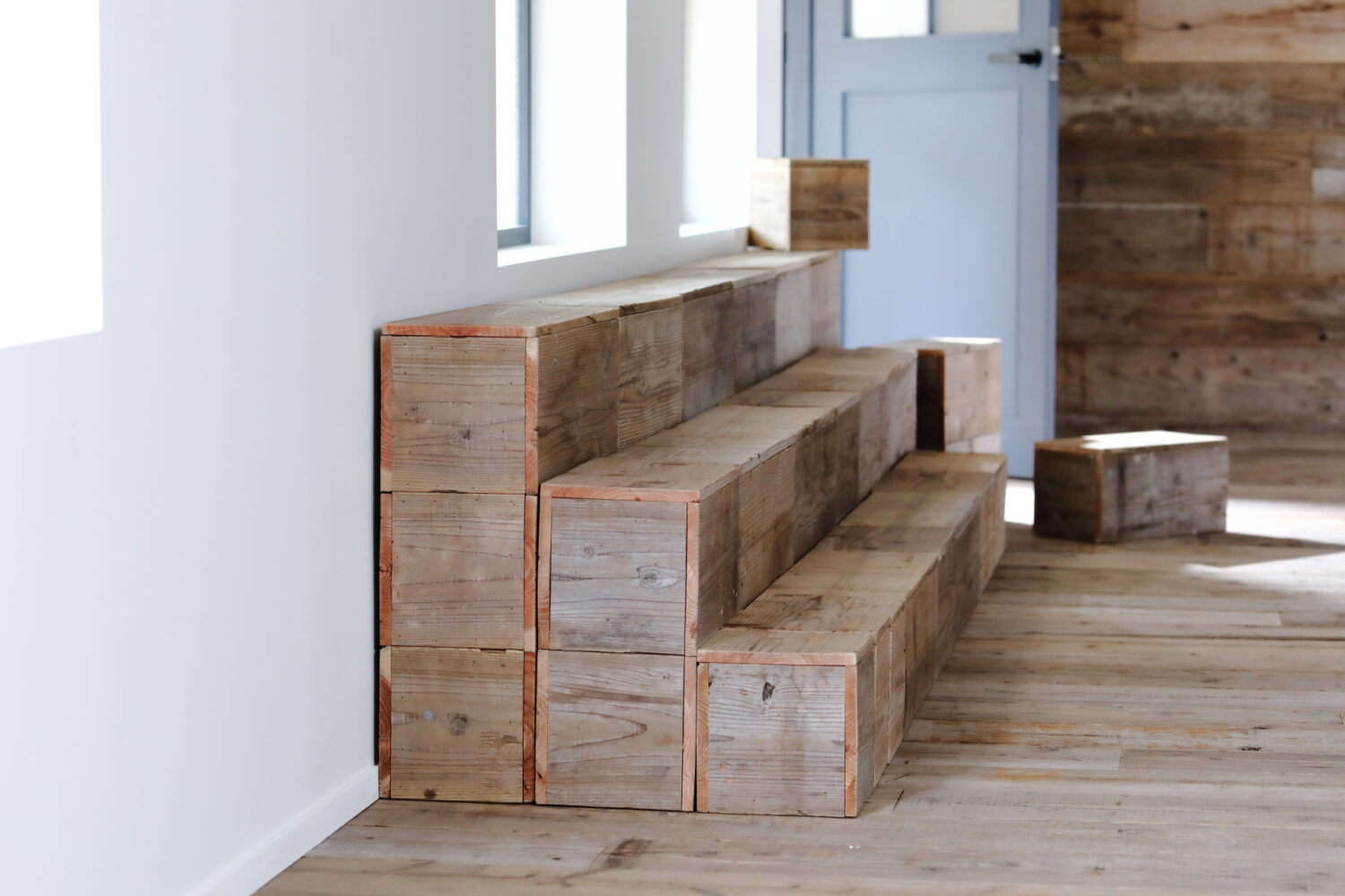 木製キューブで組み立てられた階段