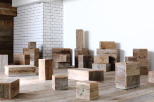 多数の木製キューブが配置された空間