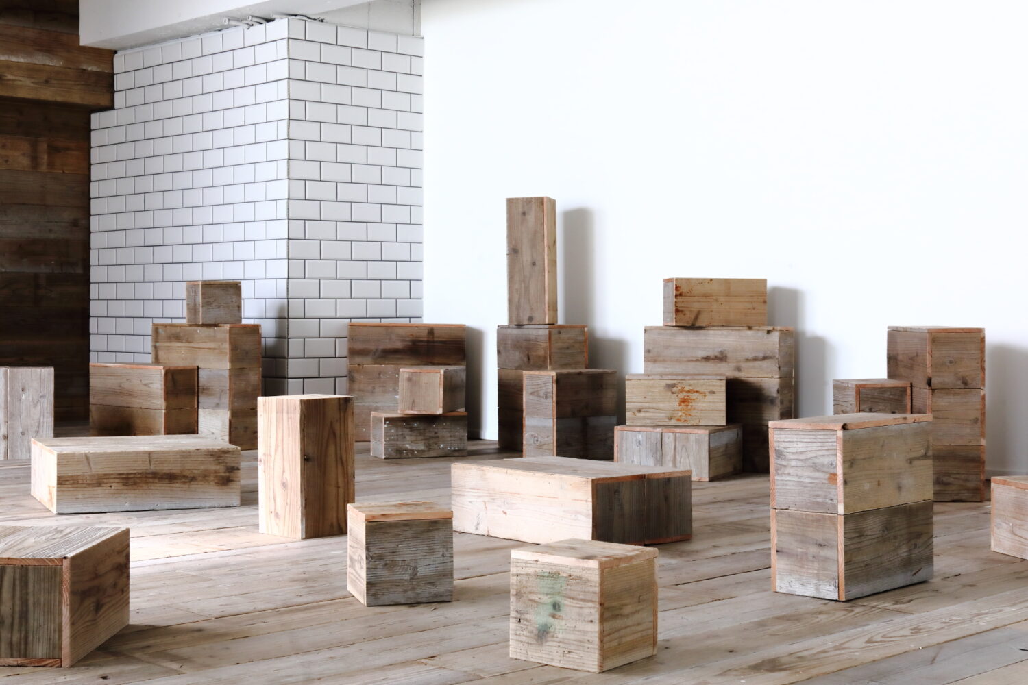 多数の木製キューブが配置された空間