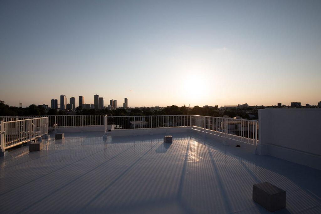 屋上から見える夕日の写真