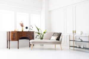白基調の自然光あふれる明るいスペースに家具が並んだ写真