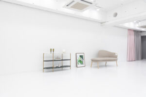白基調の明るい空間に、シェルフ・アート・ソファが並ぶ写真