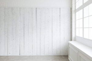 白いウッドパネルの壁面がある、明るい空間