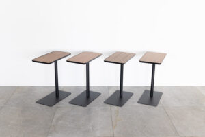 四角い木製のサイドテーブルが4脚並んでいる写真